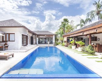 Frangipani Beach Hotel - Buleleng - Havuz