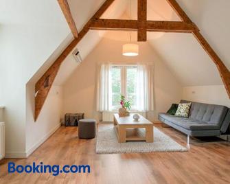 Cozy Holiday Home by the Canal in Dwingeloo - Dwingeloo - Living room