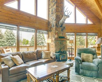 Rustic Pagosa Lakes Cabin with Deck and Grill! - Pagosa Springs - Living room