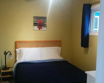 The Pinewood - Adult Getaway by the Lake - Lambton Shores - Bedroom