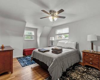 Spacious 4br Home-Big Yard Huge Driveway - Pittsburgh - Habitación
