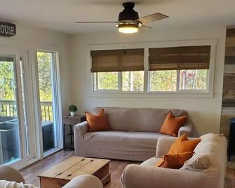 4 seasons Lake house- ice fishing and snowmobile trails - Jones Falls - Sala de estar