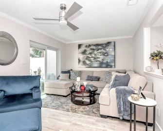 Tampa beautiful Davis Islands townhouse 5 mins from downtown, So. Tampa, and UT - Tampa - Living room
