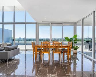 New to VRBO: Modern 3BR Home 5 mins away from Parliament House - Barton - Jadalnia