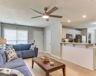 Sunny Augusta Home Golf, Shop, Explore! - Augusta - Living room