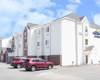 Microtel Inn & Suites by Wyndham Kearney - Kearney - Building