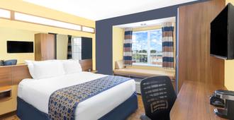 Microtel Inn & Suites by Wyndham Kearney - Kearney - Schlafzimmer
