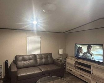 3-bedroom mobile home in Florence, SC - Florence - Living room