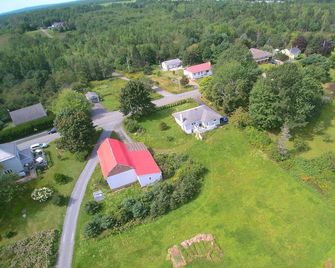 Red Barn Bed & Breakfast - Lunenburg - Outdoors view