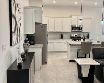 Experience luxury at 'A&B Oasis in the Desert,' an exceptional 3-bed, 2-bath - Carlsbad - Keuken