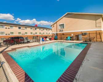 Red Roof Inn & Suites Denton - Denton - Bazén