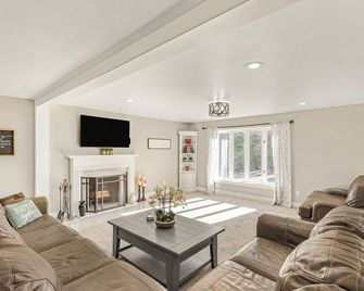 Large luxury home with a pool, playground & a view! - Pocatello - Σαλόνι