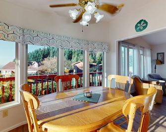 The Sand Dollar House - Brookings - Dining room