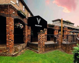 Village Hotel Liverpool - Prescot - Gebäude
