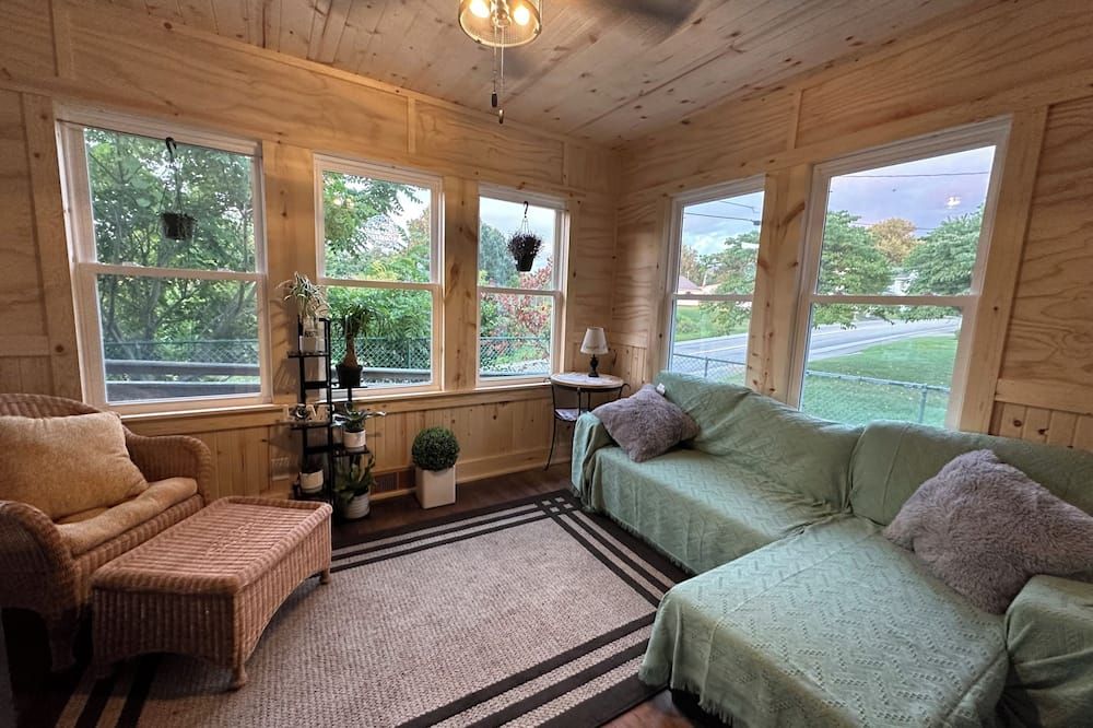Beautiful Victorian home just minutes away from, town, sking, shopping, nature - Uniontown - Huiskamer