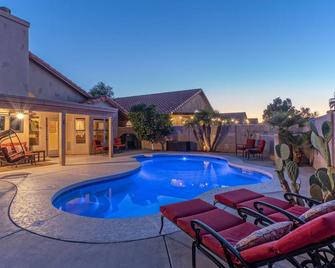 Charming 3 Bedroom Home with Heated Saline Pool Located, Ahwatukee Phoenix - 피닉스 - 수영장