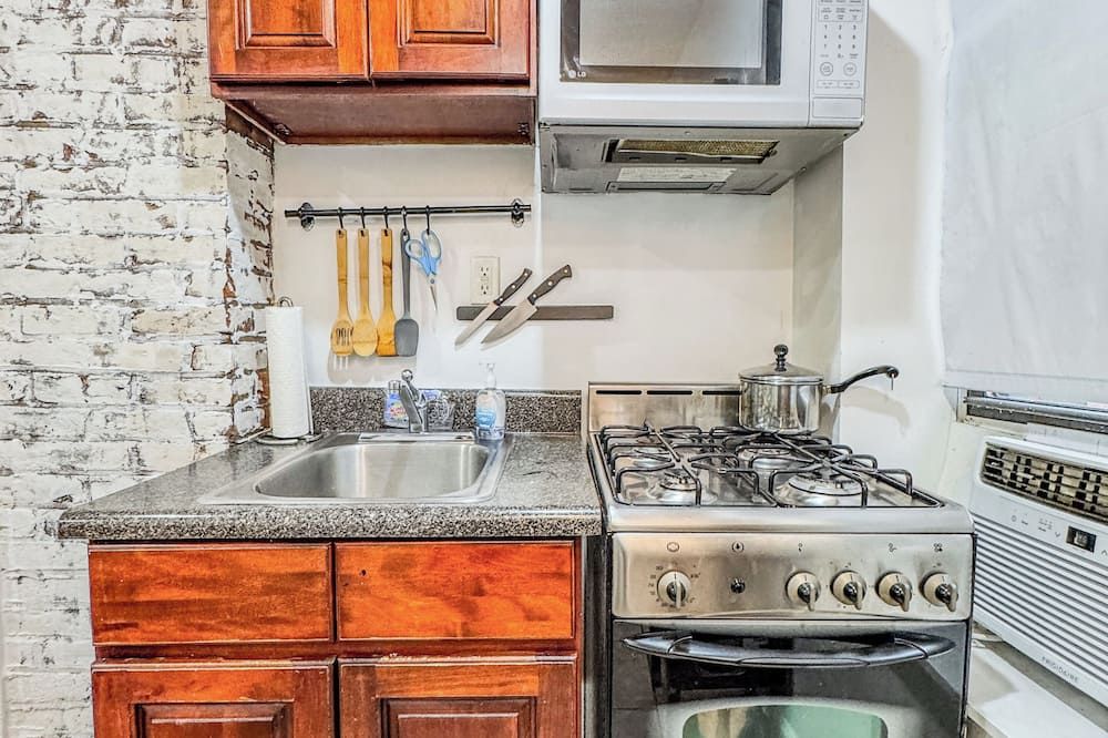Artist Cove- Walk up Penthouse- Semi-Duplex- Sleep 3 Located In Center of LES - ניו יורק - מטבח