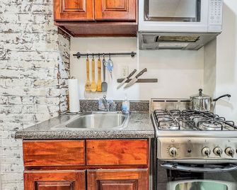 Artist Cove- Walk up Penthouse- Semi-Duplex- Sleep 3 Located In Center of LES - New York - Kitchen