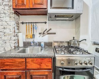 Artist Cove- Walk up Penthouse- Semi-Duplex- Sleep 3 Located In Center of LES - ניו יורק - מטבח