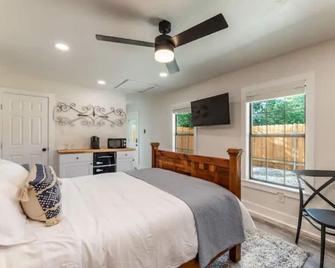 Charming guest studio in the heart of Liberty Hill - Liberty Hill - Bedroom