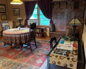 Pet-Friendly Two Bedroom Fast WiFi Rutherfordton NC 28139 near Rails to Trails - Rutherfordton - Dining room