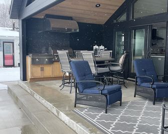 Mona Lake Living - Awesome lake frontage with kid friendly beach - Norton Shores - Patio