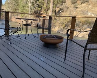 'The Writer's Den' - Cabin 6 - Private Deck Overlooking the River - New Meadows - Balcony
