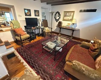 Cozy 2BR trinity home in Manayunk near Main street & TRAIN with central AC - Philadelphia - Wohnzimmer