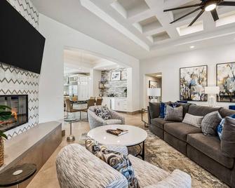 Cinema Putting Green Ping Pong Volley Basketball - Bermuda Dunes - Living room