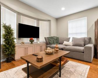 Newly Renovated In Historic Neighborhood Near Dtw - Dearborn - Living room