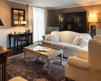 Relais Villa D'Amelia - Alba - Oturma odası