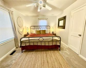 True Native Oklahoma get-a-way close to Tinker AFB and downtown - Midwest City - Bedroom