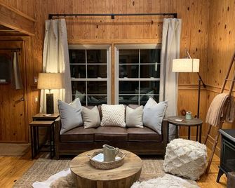 Remodeled Cabin near DeSoto State Park & Mentone - Fort Payne - Living room