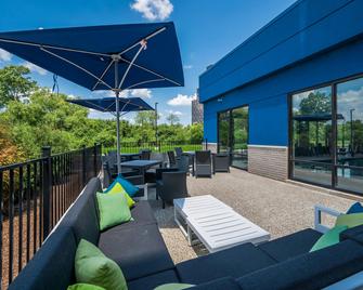 Hampton Inn by Hilton Detroit Southfield - Southfield - Патіо