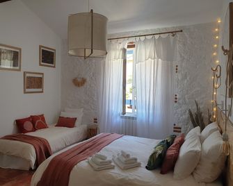 L Abri Sous Roche Chambres D Ha Tes - Tautavel - Bedroom