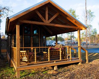 Beautiful Cabin Located in the Piney Woods of East Texas - 1 Bedroom/Double Loft - Mount Vernon