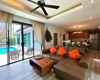 The Kiri Villas Resort - Thep Krasattri - Living room