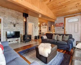 Waterfront Cottage - Fireplace - Kawartha - Lakefield - Living room