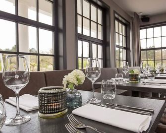 Stylish Haven w/Free Breakfast & Parking | Nature & Beach Vibes, Local Landmarks - Wassenaar - Restaurant