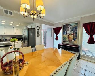 Surf Chalet - Awesome beautiful Gem by the beach in the Surf City - Huntington Beach - Dining room