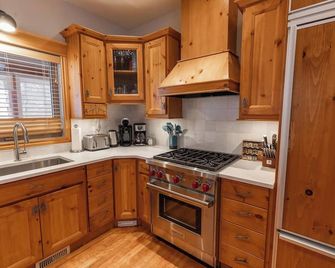 The Stemwinder Chalet by Simply Kimberley - Kimberley - Kuchyň