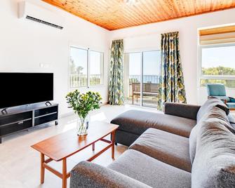 Villa Bettina By Ezoria Villas - Coral Bay - Wohnzimmer