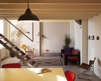Artfully Enjoy Comfort, Charme and Culture in a spacious loft and private garden - Den Oever - Sala de estar