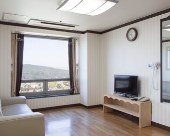 The Witt Dogo - Asan - Wohnzimmer