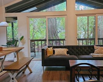 Secluded 2BR Forest Lake Retreat with Brand New Hot Tub - Hoodsport - Living room