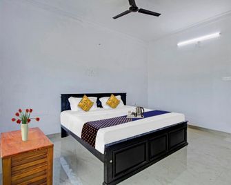 Spot On Sri Chamundeshwari Hotel - Hassan - Bedroom
