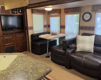 Book your Fall Getaway now ! Our Season ends November 22! - Goshen - Sala de estar