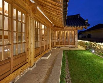 Woljeongheon Hanok Stay - Gyeongju
