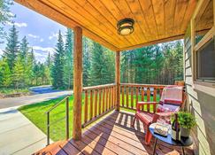 Rustic-Chic Woodland Hideaway with Hot Tub! - Sandpoint - Balkong