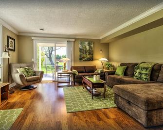 Clean And Close To Boise & Meridian Downtown Eagle - Eagle - Living room